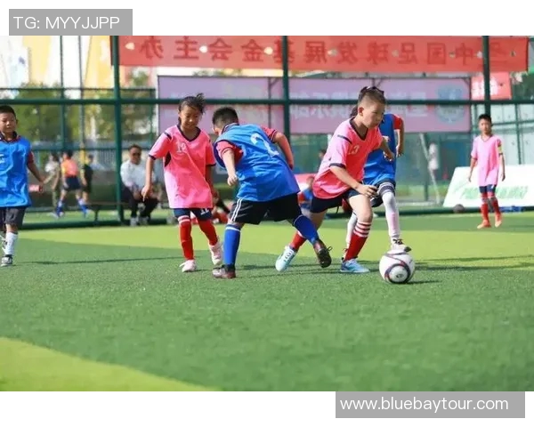 小朋友与球星同场竞技 激情足球梦想碰撞精彩瞬间